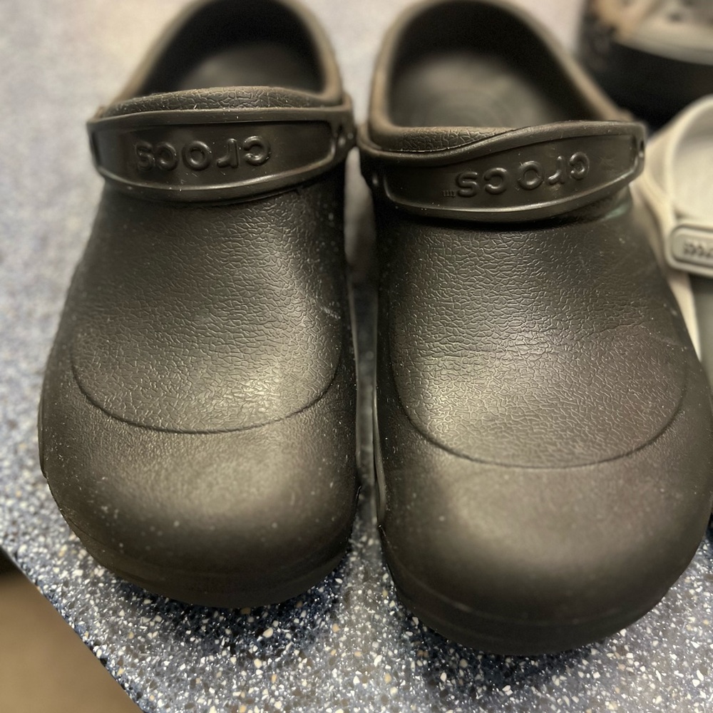 Mens Size 11 workplace bistro crocs